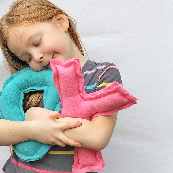 Sweet huggable XOXO pillow tutorial!